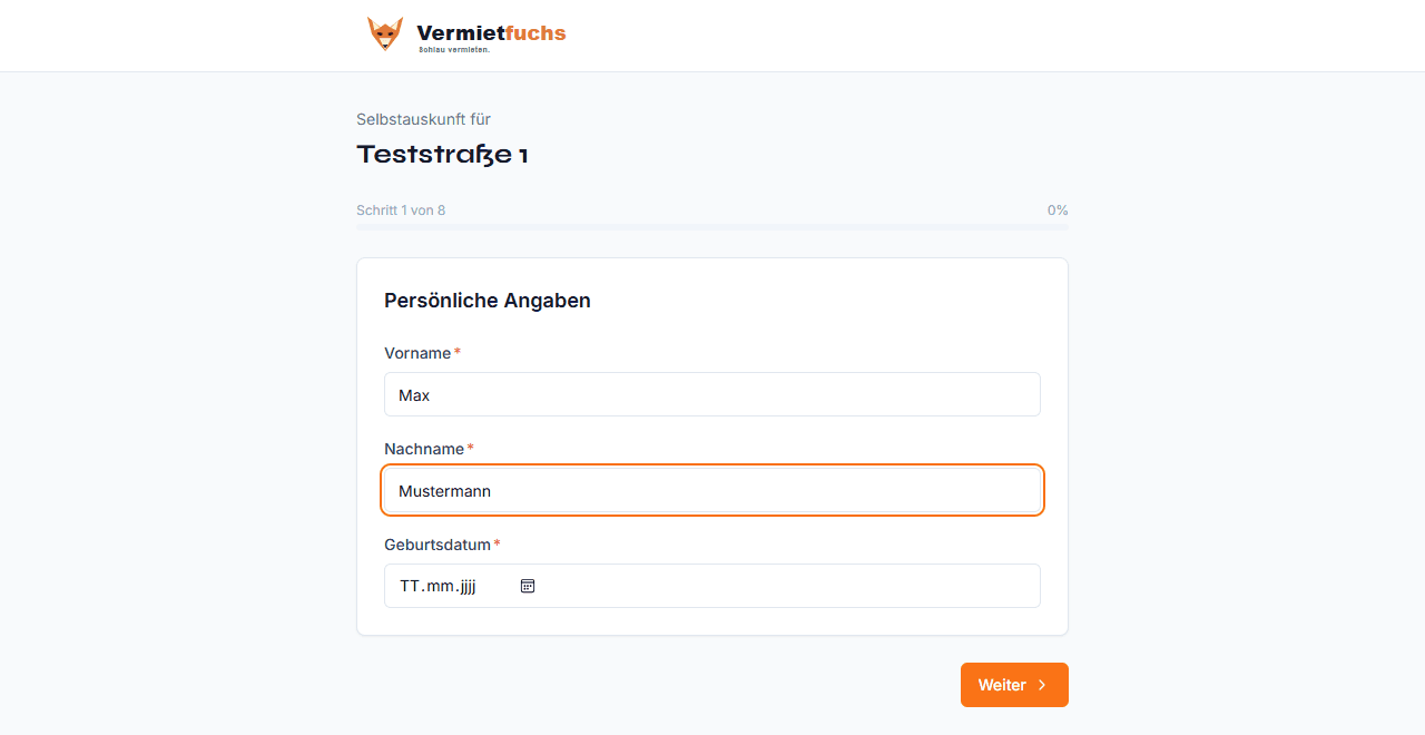 Ausschnitt der Selbstauskunft-Formular-Ansicht: mehrstufiger Assistent mit Feldern für Vorname, Nachname und Geburtsdatum, beispielhaft mit dem fiktiven Namen 'Max Mustermann' ausgefüllt